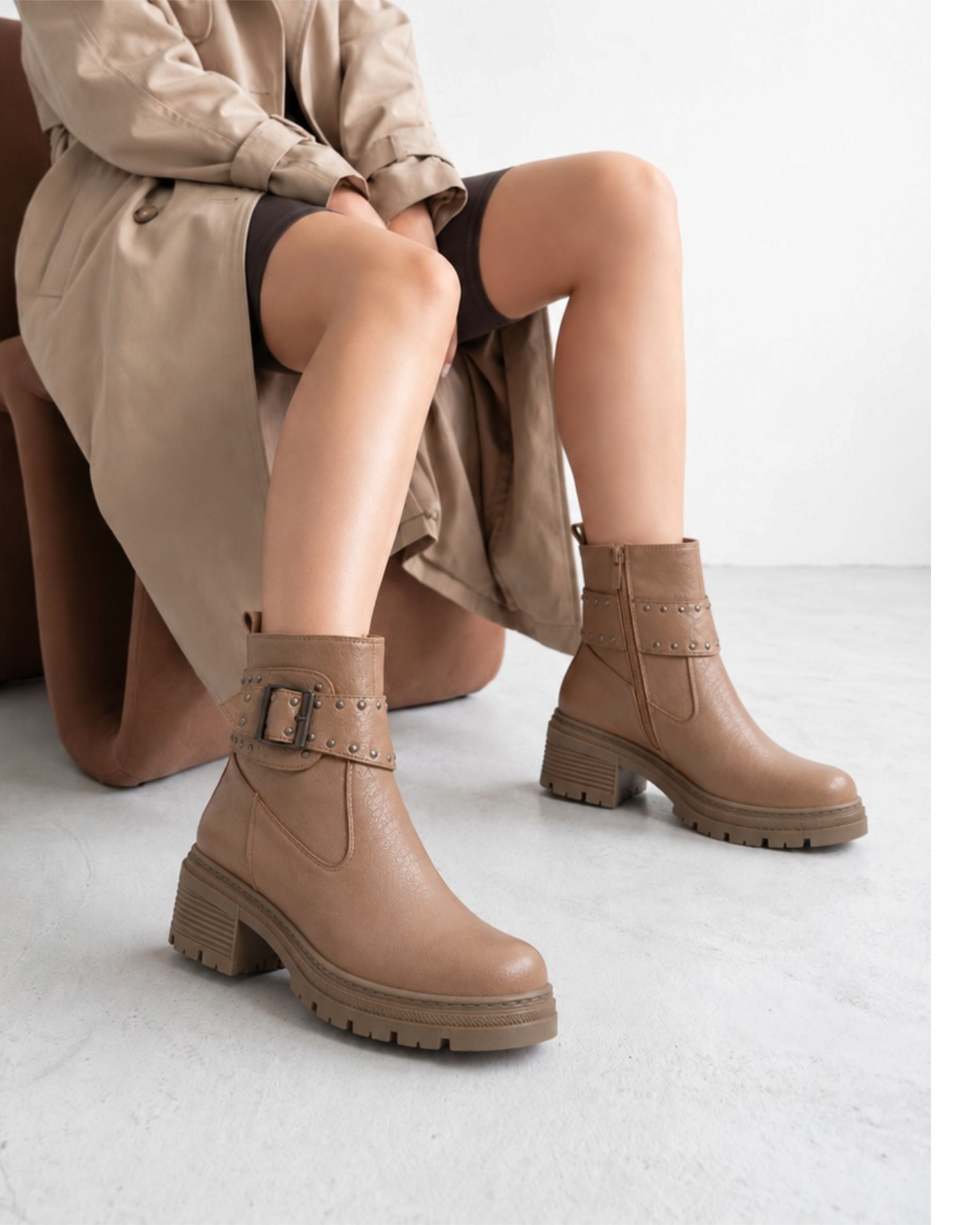 Ankle Boot Leather Mid Heel With a metal buckle and a belt adorned with studs G-69