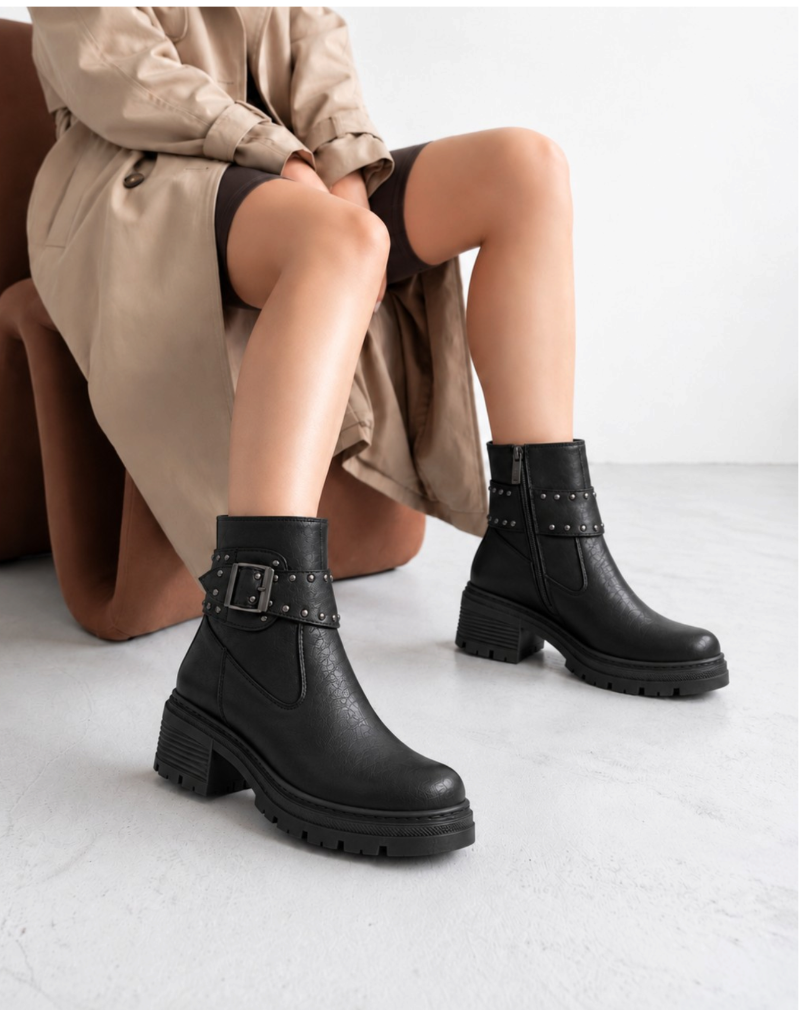 Ankle Boot Leather Mid Heel With a metal buckle and a belt adorned with studs G-69