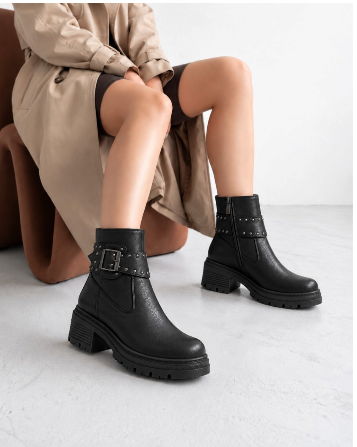 Ankle Boot Leather Mid Heel With a metal buckle and a belt adorned with studs G-69